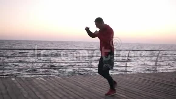 一个年轻的运动员慢跑的侧视镜头在拳击训练前热身清晨视频的预览图