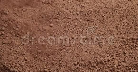 吹走泥土来发掘恐龙化石视频的预览图
