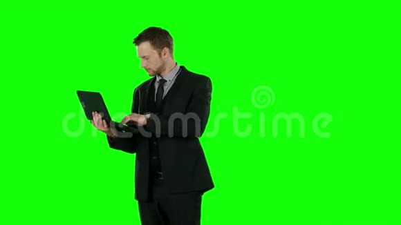 商人用电脑绿色屏幕视频的预览图