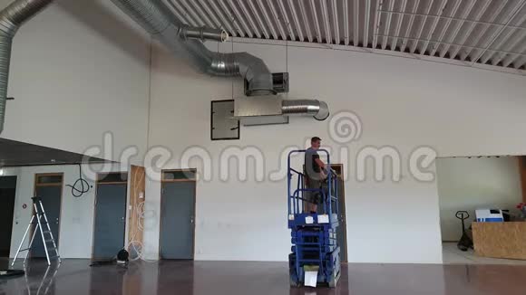 剪刀升降机固定天花板上的工人建筑工作概念视频的预览图