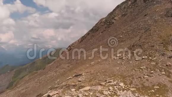 四公里高空山顶无人机在岩石附近飞行视频的预览图