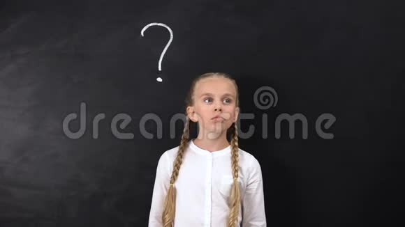 儿童思考面罩解决方案黑板背景上的问号视频的预览图
