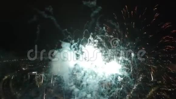 布拉伊拉罗马尼亚新年节日烟火视频的预览图