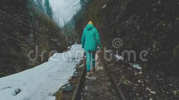 女旅行者沿着窄轨铁路行驶去迎接冒险在阴沉的山峡里视频的预览图