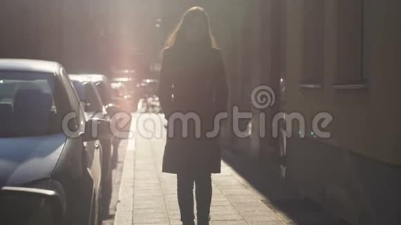 年轻女子在阳光下走在人行道上开始了成功的一天视频的预览图