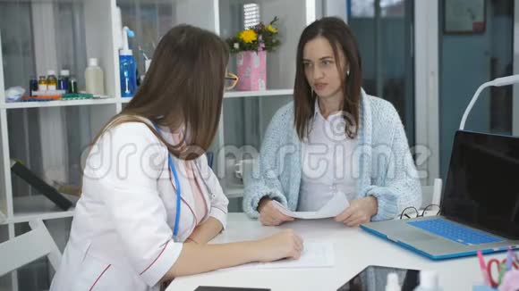 在医生办公室治疗师接待那个女人视频的预览图