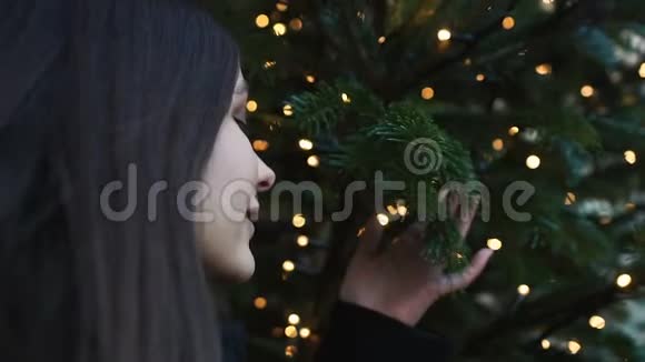 美丽的女士在圣诞树旁做梦在寒假里许愿视频的预览图