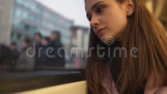 女人睡在公共汽车上宿醉或抗抑郁药的副作用视频的预览图