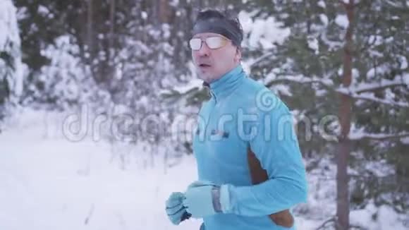 一幅40岁男子的肖像穿过冬林视频的预览图
