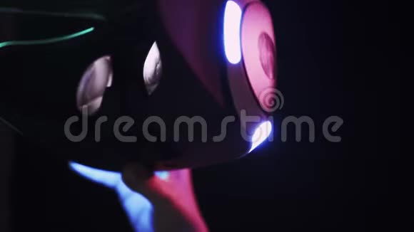 细节女性在霓虹灯下头戴虚拟现实耳机视频的预览图