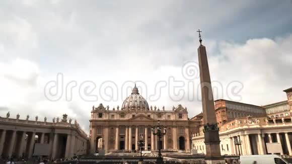 罗马梵蒂冈乌云和人群的晨曦视频的预览图