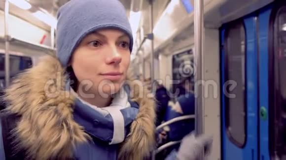 女人穿着冬天的衣服坐地铁城市居民的日常生活视频的预览图