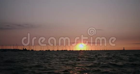 日落码头码头船只和游艇在水中运动在金色夕阳4k缓慢运动宽镜头视频的预览图