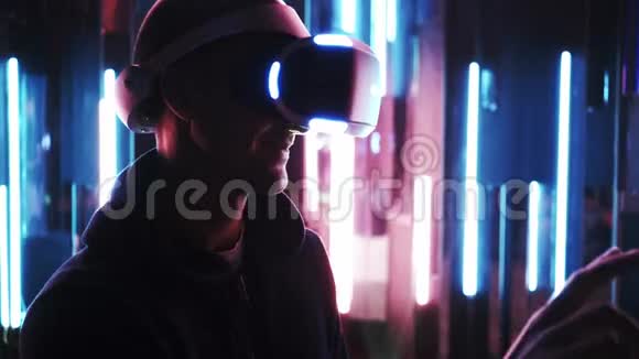 VR耳机中的肖像人滚动虚拟页面视频的预览图
