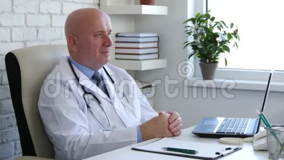 医院柜子里的医生微笑并做否定头像视频的预览图