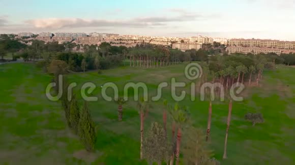空中观景空的高尔夫球场令人叹为观止的日落照耀着高尔夫球场视频的预览图