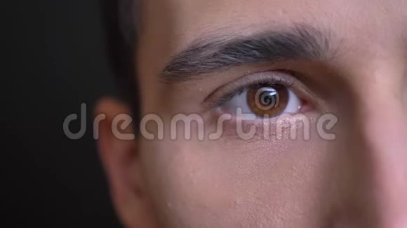 特写白种人年轻男性的半脸肖像棕色眼睛直视镜头背景视频的预览图