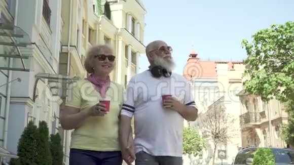 肖像美丽的老夫妇在城市里散步互相欣赏视频的预览图