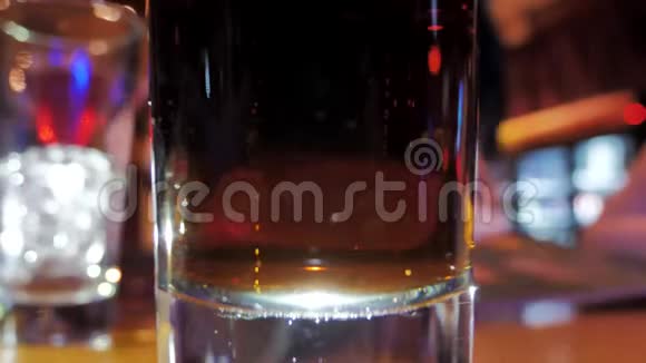 气泡在充满酒精的玻璃中上升视频的预览图