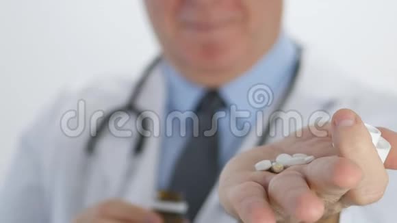医生把手里的药丸给病人建议治疗视频的预览图