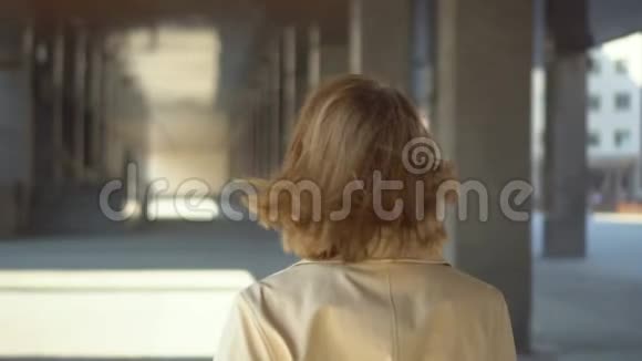 后景女人穿过街道那个长着美丽的白发和白牙的女人快关门视频的预览图