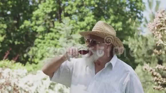 戴帽子喝红酒的老人画像视频的预览图
