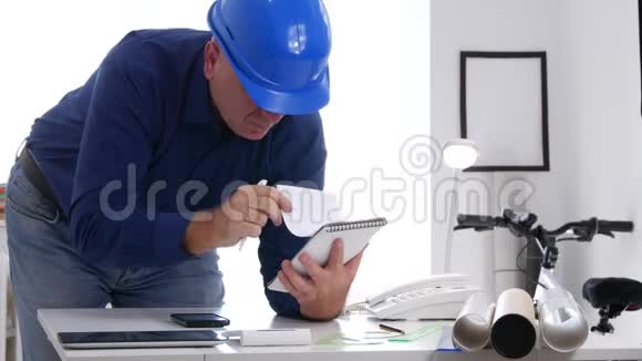 预聘工程师在笔记本上记笔记写技术信息视频的预览图