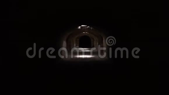 穿过一个又长又黑的罗马地下室突尼斯ElJem圆形剧场地下层古罗马建筑视频的预览图
