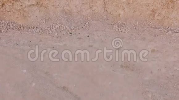 摄像机从一个深沙坑的底部向上移动视频的预览图