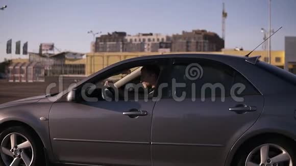 慢镜头显示两对年轻的多种族夫妇从车里出来在停车场附近散步视频的预览图