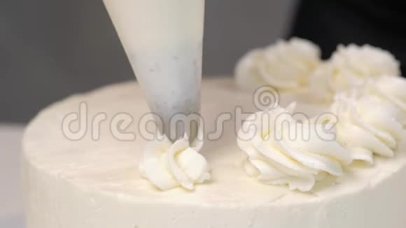 糖果商在工作奶油蛋糕装饰煮桌子准备蛋糕视频的预览图