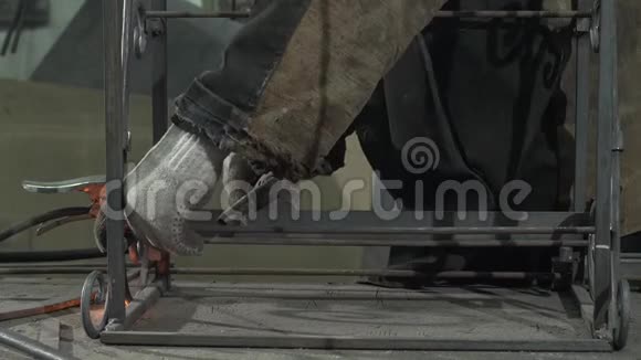 一个戴防护手套的铁匠的手焊接金属部件视频的预览图