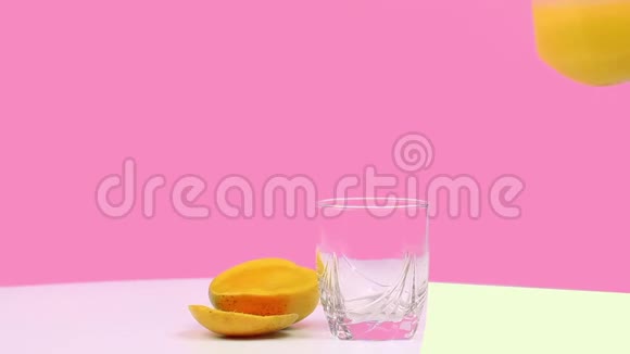 粉红色背景下的芒果汁视频的预览图
