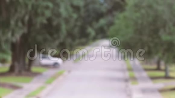 一辆白色的汽车离开了主干道上乡间房子的院子4k视频的预览图