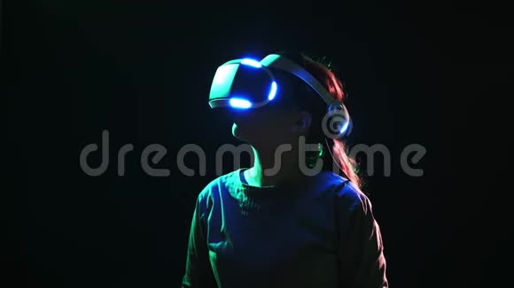 戴着虚拟现实头戴式耳机扭头的女人视频的预览图