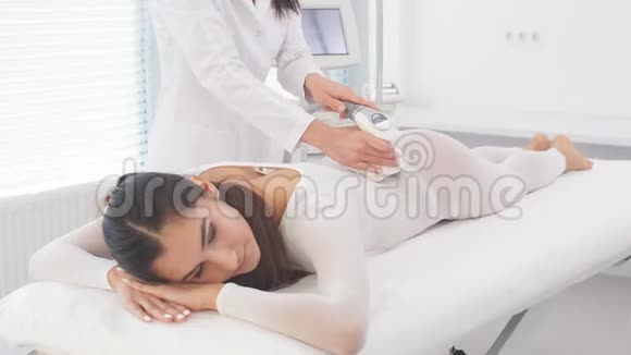 女病人躺在病床上穿着液化石油气服在手术中视频的预览图