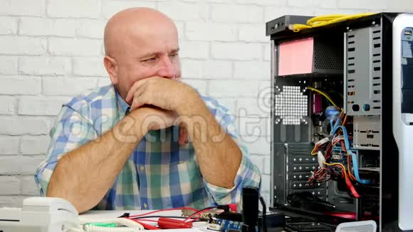 技师思考如何修理电脑和手势消失视频的预览图