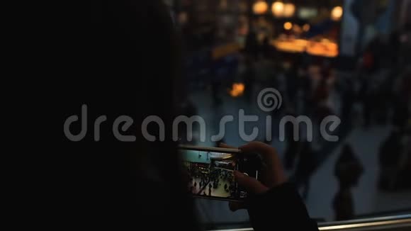 布鲁内特拍摄的视频与人们在商场散步现场博客通过手机视频的预览图
