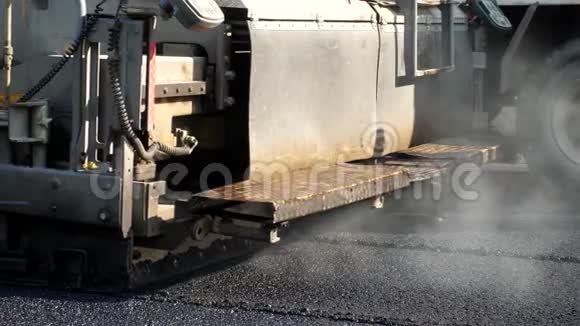 压路机碾压新鲜热沥青路面视频的预览图