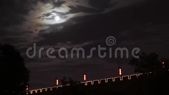 中国陕西西安夜空中的一轮明月和西安城墙视频的预览图