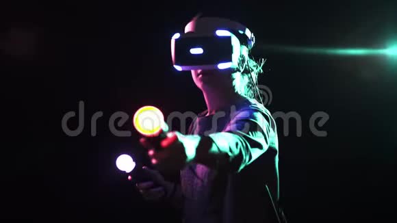 在虚拟现实耳机里扮演女人双手伸展视频的预览图