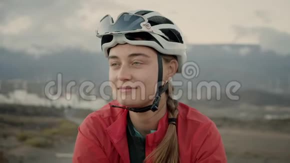 年轻的女自行车手笑了笑视频的预览图