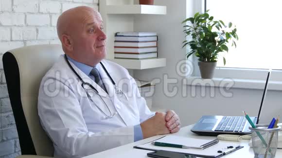 医院柜子里和病人谈话的医生图像视频的预览图