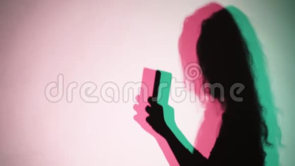 有智能手机的女人投下超现实的阴影视频的预览图