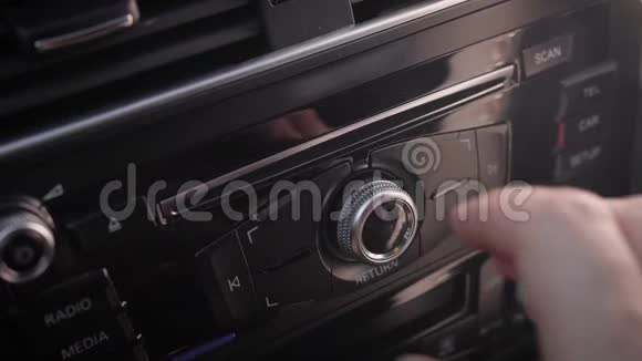 汽车多媒体一名男子使用车载计算机调整汽车的参数视频的预览图