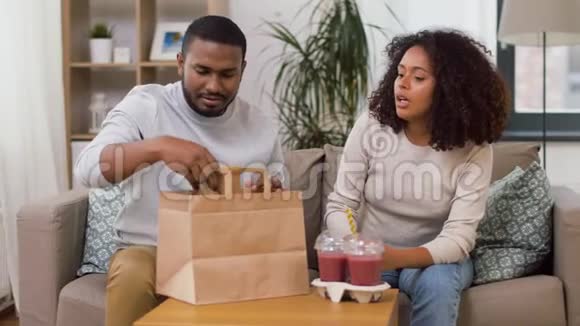 带着外卖食品和吸管饮料的情侣视频的预览图