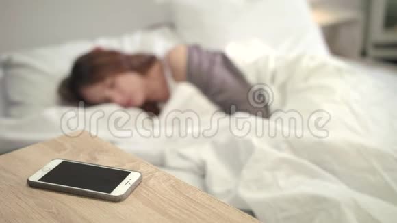 移动报警器唤醒床上的女人早上醒来的时间女性新生日视频的预览图