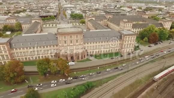 无人机飞越曼海姆大学城堡视频的预览图