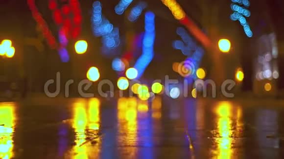 夜间潮湿街道低角度拍摄灯光模糊视频的预览图