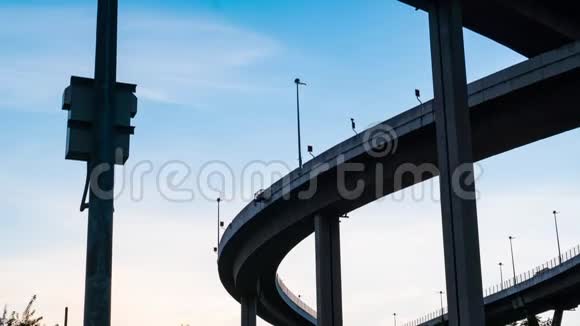 在国王拉玛九号桥的高速公路下被击落美丽的黄昏视频的预览图